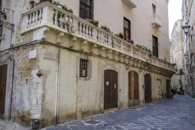 Balconate in pietra e affreschi: � Palazzo Zeuli, la dimora barese con il portone "de iesse e trase"